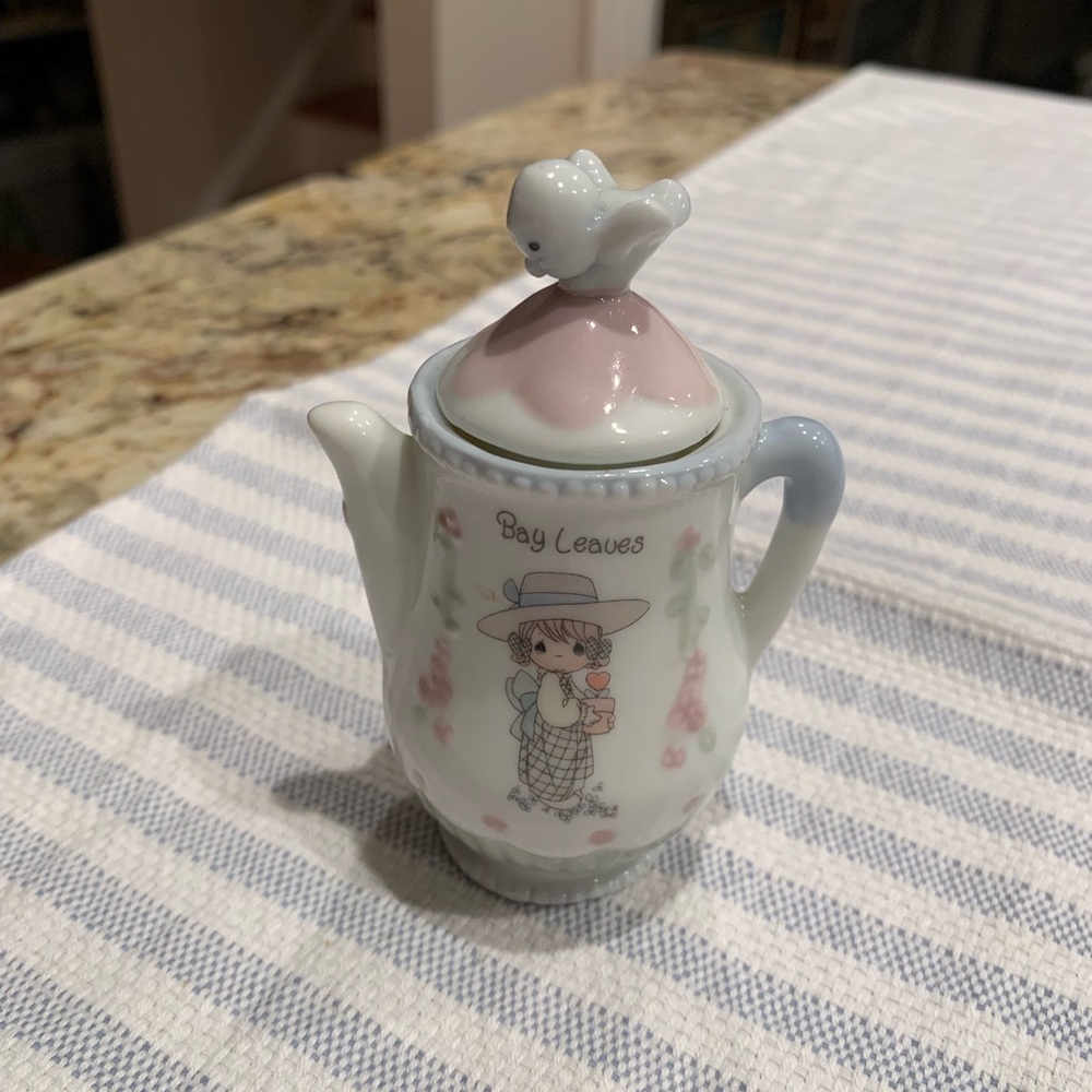 Precious Moments Bay Leaves spice jar